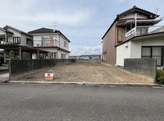 「フジグラン野市近く」香南市野市町西野　売地　建築条件無しの外観|道路側から敷地全体を見渡せる現地。住まいや庭、駐車スペースの配置をイメージしながらご覧ください。