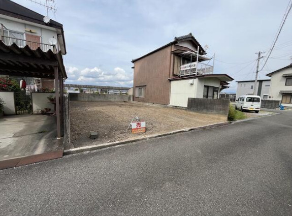 「フジグラン野市近く」香南市野市町西野　売地　建築条件無しの外観|敷地と前面道路を一緒に確認できる一枚。道路との段差や出入口の配置なども、現地でご確認ください。