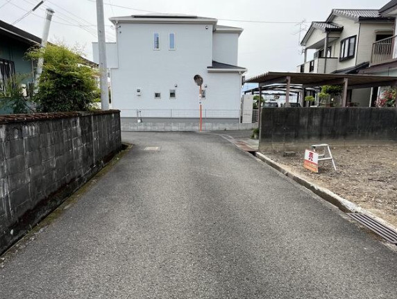 「フジグラン野市近く」香南市野市町西野　売地　建築条件無しの前面道路含む現地写真|住宅が立ち並ぶ前面道路の様子。道幅や見通しをご確認いただけます。