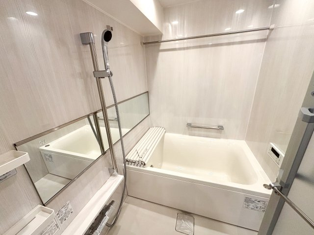 マイキャッスル目黒の浴室|マイキャッスル目黒：雨の日のお洗濯ものを干すにも便利な浴室乾燥機・追い焚き機能付き浴室です！