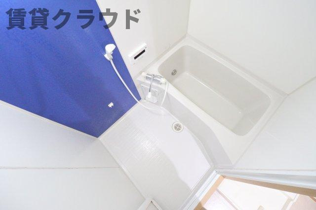 グリーンベルの浴室|青い壁がカッコいいお風呂です！