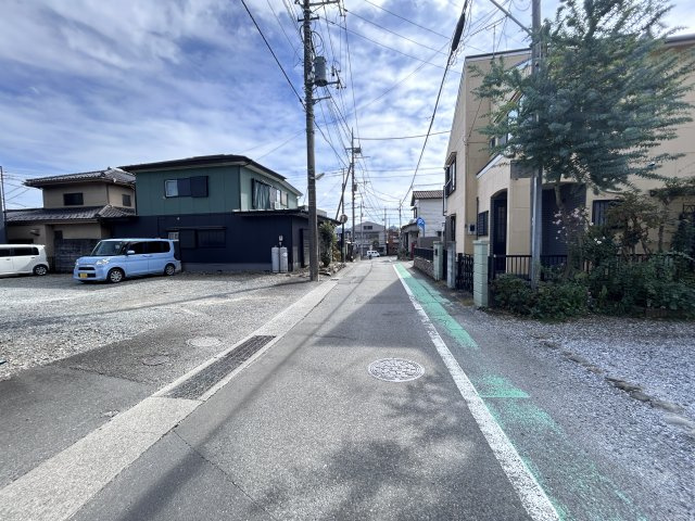 あきる野市五日市売地/駅徒歩6分/全面道路5ｍ以上/周辺環境良好の前面道路含む現地写真