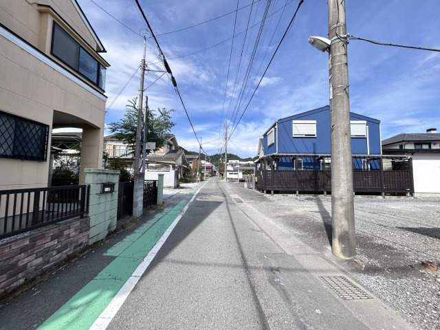 あきる野市五日市売地/駅徒歩6分/全面道路5ｍ以上/周辺環境良好の前面道路含む現地写真