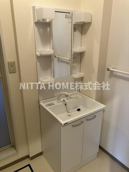 NITディアコートの洗面所|シャワー付き洗面化粧台で朝の準備も楽です♪
