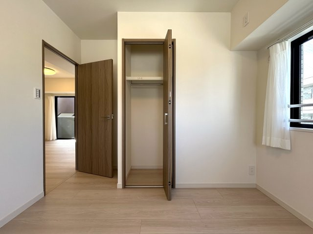 １０階まで上がると感覚も変わる！そう、高いほど開放感は得やすくも気持ち良い日々が送れるイメージは容易に！ユトリある角部屋の室内。せっかくならコレっしょ！『ビッグヴァンベイフロント横浜』リノベーションの洋室|明るい洋室です