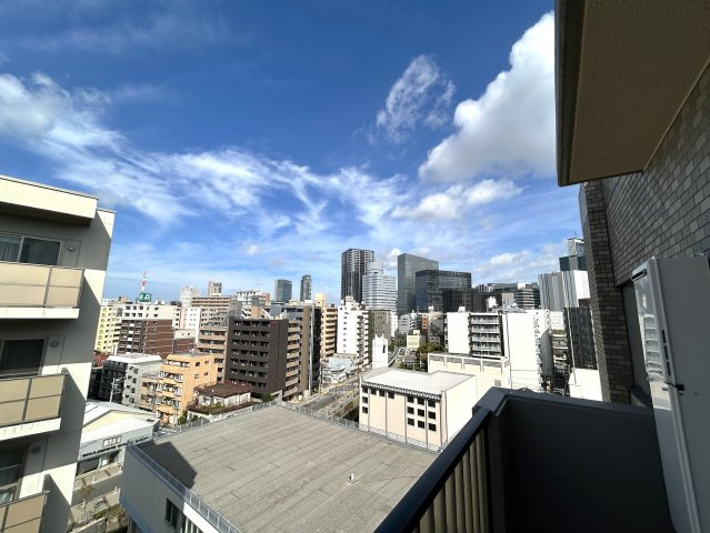 １０階まで上がると感覚も変わる！そう、高いほど開放感は得やすくも気持ち良い日々が送れるイメージは容易に！ユトリある角部屋の室内。せっかくならコレっしょ！『ビッグヴァンベイフロント横浜』リノベーションの展望