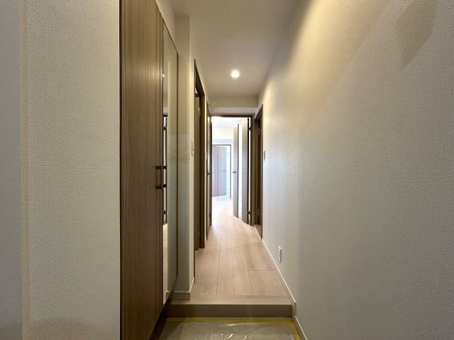 １０階まで上がると感覚も変わる！そう、高いほど開放感は得やすくも気持ち良い日々が送れるイメージは容易に！ユトリある角部屋の室内。せっかくならコレっしょ！『ビッグヴァンベイフロント横浜』リノベーションの玄関|玄関です