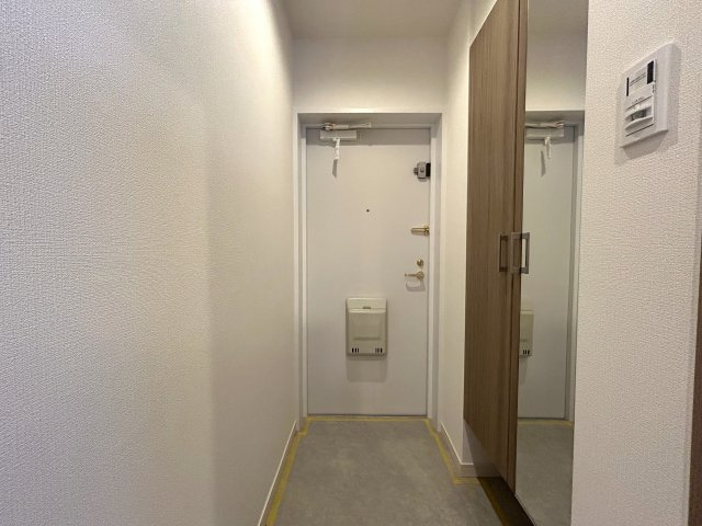 １０階まで上がると感覚も変わる！そう、高いほど開放感は得やすくも気持ち良い日々が送れるイメージは容易に！ユトリある角部屋の室内。せっかくならコレっしょ！『ビッグヴァンベイフロント横浜』リノベーションの玄関|シンプルで使いやすい玄関です