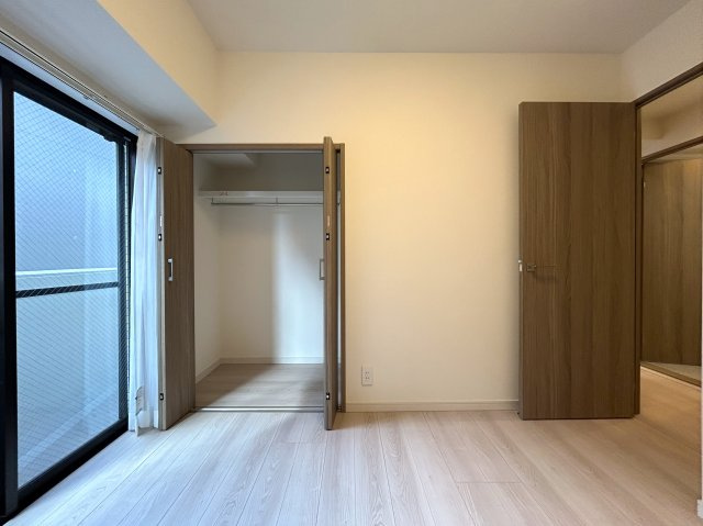 １０階まで上がると感覚も変わる！そう、高いほど開放感は得やすくも気持ち良い日々が送れるイメージは容易に！ユトリある角部屋の室内。せっかくならコレっしょ！『ビッグヴァンベイフロント横浜』リノベーションの洋室|広々とした洋室です
