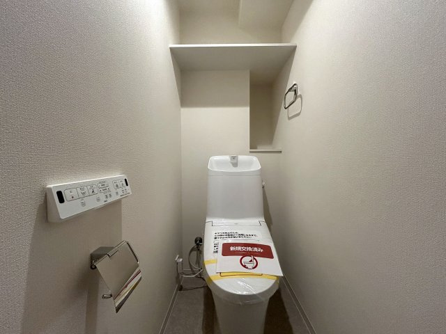 １０階まで上がると感覚も変わる！そう、高いほど開放感は得やすくも気持ち良い日々が送れるイメージは容易に！ユトリある角部屋の室内。せっかくならコレっしょ！『ビッグヴァンベイフロント横浜』リノベーションのトイレ|コンパクトで使いやすいトイレです