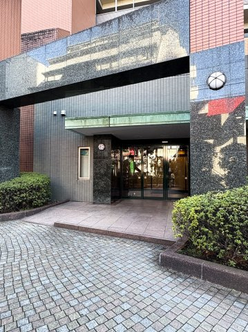 マークス亀戸のエントランス|「亀戸」駅徒歩３分！平成９年築・オートロック＆宅配ボックス付き大規模マンション、マークス亀戸は即日現地案内可能となっておりますので、お気軽にお問い合わせください！