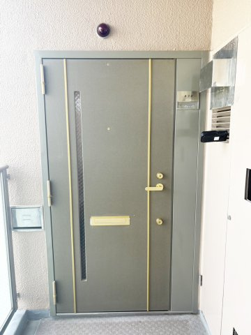 コープ野村高槻D棟の玄関