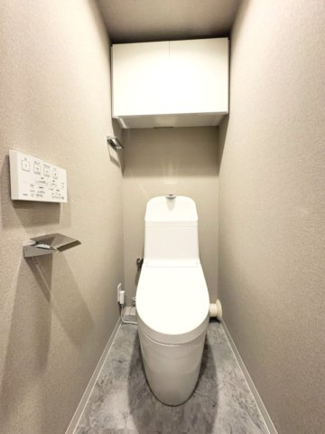 コープ野村高槻D棟のトイレ|温水洗浄便座付きで、快適にお使いいただけます。