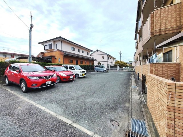 サン・フォレスト B棟の駐車場