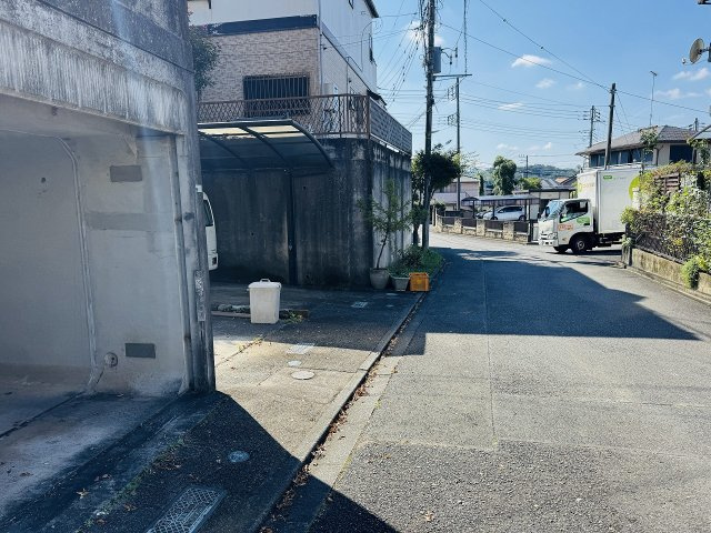 八王子市　小比企町　中古戸建ての前面道路含む現地写真|～北西側5ｍ道路に面しています～