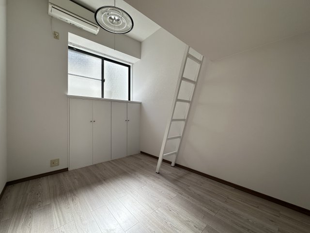 狛江市和泉本町１丁目のアパートの居間・リビング