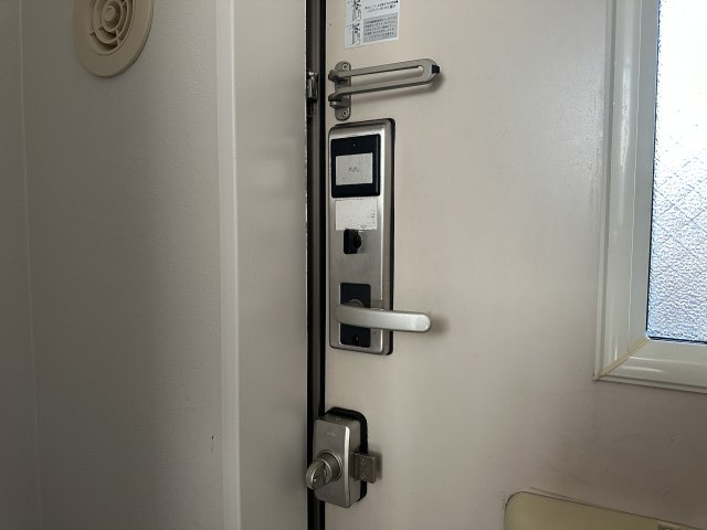 狛江市和泉本町１丁目のアパートの玄関