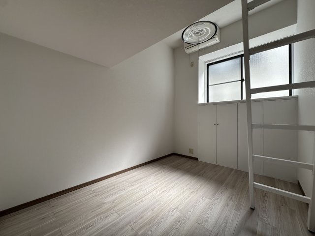 狛江市和泉本町１丁目のアパートの居間・リビング