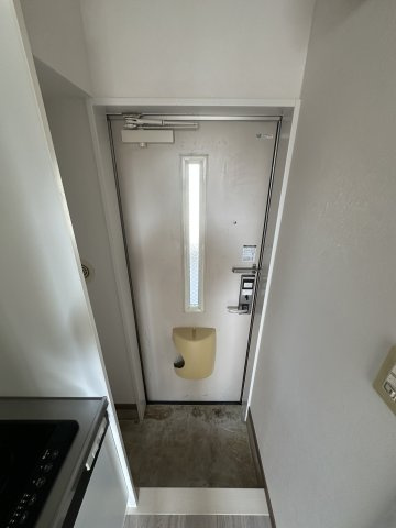 狛江市和泉本町１丁目のアパートの玄関
