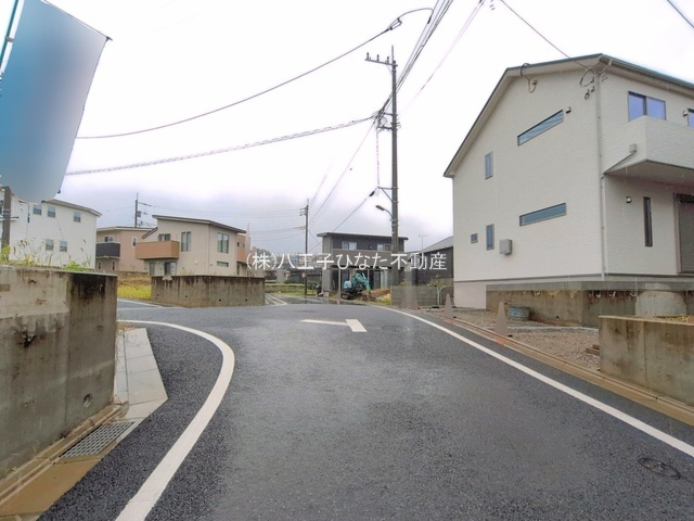 『八王子市新築戸建て』長房町771-132【仲介手数料無料】の前面道路含む現地写真