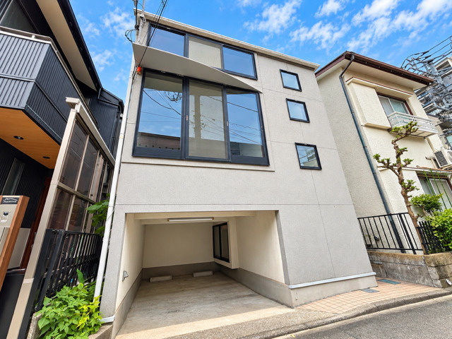 目黒区中目黒4丁目の外観|落ち着いた街並みに調和する中古戸建。住まいの魅力を感じさせる外観と、ゆとりある暮らしをイメージできる佇まいが魅力の住まいです。※この写真はAI加工しております。
