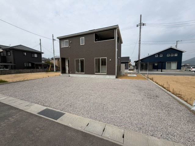 丸亀市土器町西第５　２号棟　４LDK新築２階建戸建　の外観|南面道路で日当たりが良く、駐車スペースも十分取れています。