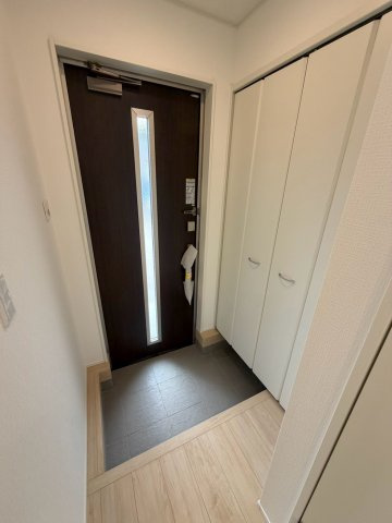 丸亀市土器町西第５　２号棟　４LDK新築２階建戸建　の玄関|すっきりとした玄関で、シューズインクローゼットにはたくさんの靴を収納できます。