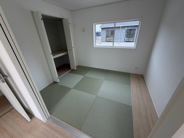 丸亀市土器町西第５　２号棟　４LDK新築２階建戸建　の和室|リビング横の和室は、お客様用や小さいお子様の遊ぶ空間として、ご使用いただけます。