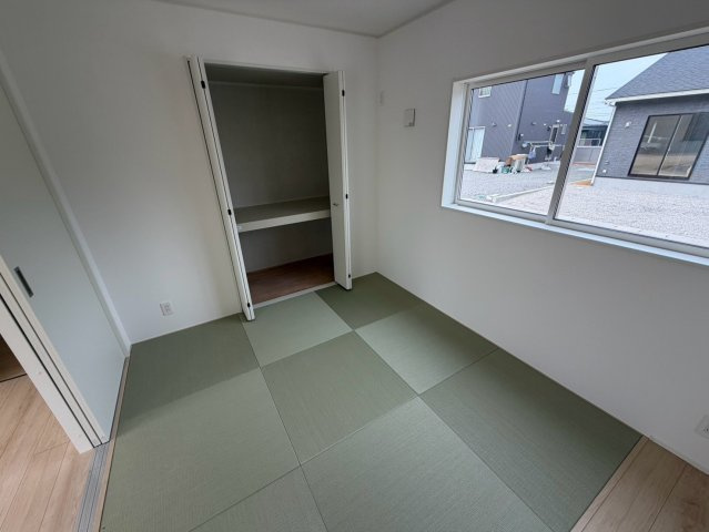丸亀市土器町西第５　２号棟　４LDK新築２階建戸建　の和室|和室にも収納棚がついていますので、お子様のおもちゃやお布団などの収納に便利です。