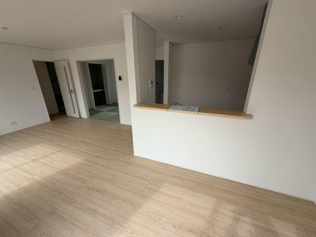 丸亀市土器町西第５　２号棟　４LDK新築２階建戸建　の居間・リビング|対面式キッチンなので、リビング側の様子がよく見えます。