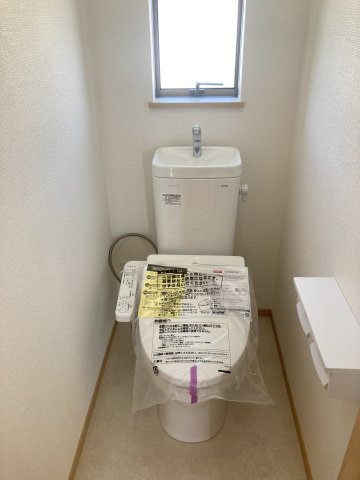 ハートフルタウン前橋市三俣町３丁目32番　A号棟のトイレ|【イメージ画像】2階トイレです。清潔感のある白を基調としています。