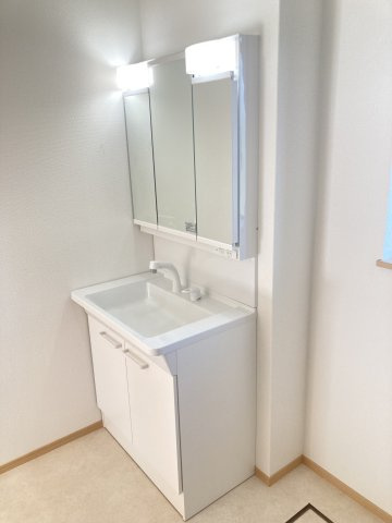 ハートフルタウン前橋市三俣町３丁目32番　A号棟の独立洗面台|【イメージ画像】シャワー水栓付き洗面台で朝の身支度もバッチリです！
洗面台には収納スペースもあり洗面室もすっきり片付きますよ！