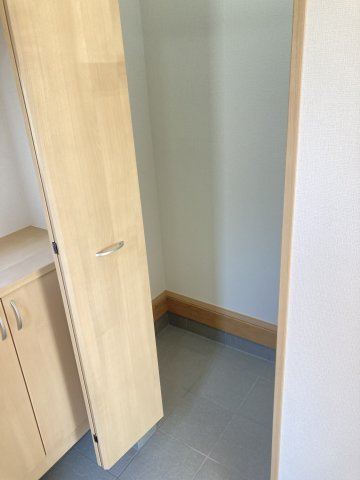 ハートフルタウン前橋市三俣町３丁目32番　A号棟の玄関|【イメージ画像】玄関にはシューズインクローク付き！