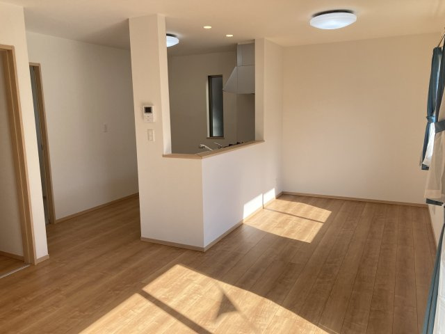 ハートフルタウン前橋市三俣町３丁目32番　A号棟の居間・リビング|【イメージ画像】ゆったり過ごせる16.25帖リビングです
人気の対面式キッチンを配した空間はお好みの家具も合わせやすく、家族がくつろぐ快適な空間造りをサポート。窓からは明るい陽光が差し込みます。
