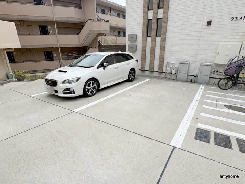 ウエストフィールド13の駐車場