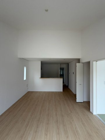 丸亀市土器町西第５　１号棟　４LDK新築平屋戸建　の居間・リビング|天井勾配になっているリビングダイニングは、開放感のある空間です。平屋でありながら、天井が高いため、開放感があります。