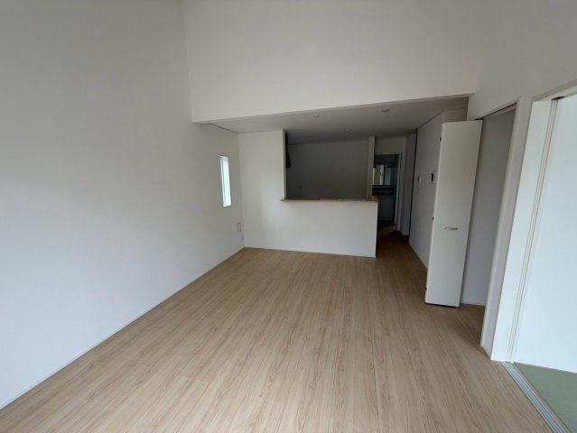 丸亀市土器町西第５　１号棟　４LDK新築平屋戸建　の居間・リビング|天井勾配になっているリビングダイニングは、開放感のある空間です。平屋でありながら、天井が高いため、開放感があります。
