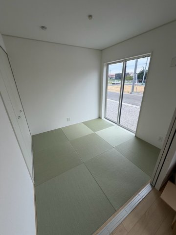 丸亀市土器町西第５　１号棟　４LDK新築平屋戸建　の和室|リビング横の和室は、お客様用や小さいお子様の遊ぶ空間として、ご使用いただけます。