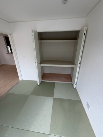 丸亀市土器町西第５　１号棟　４LDK新築平屋戸建　の和室|和室にも収納棚がついていますので、お子様のおもちゃやお布団などの収納に便利です。