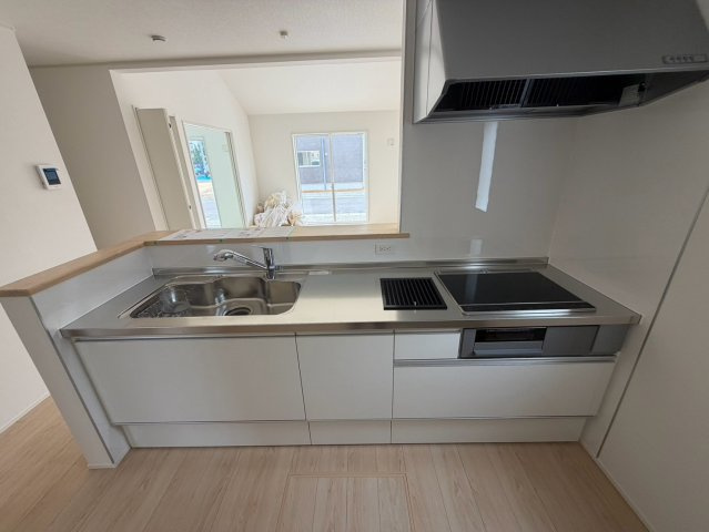 丸亀市土器町西第５　１号棟　４LDK新築平屋戸建　のキッチン|対面式のシステムキッチンを設置しています。IHコンロ付で安全を考慮した設計になっています。