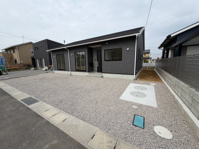 丸亀市土器町西第５　１号棟　４LDK新築平屋戸建　の外観|南面道路で日当たりが良く、駐車スペースも十分取れています。