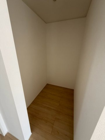 丸亀市土器町西第５　１号棟　４LDK新築平屋戸建　の収納|キッチン横のパントリーです。収納棚やカップボードなどを設置して有効に使えば、大変便利です。