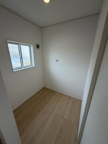 丸亀市土器町西第５　１号棟　４LDK新築平屋戸建　のランドリースペース|洗面横のランドリースペースです。洗濯した衣類を干したり、そのまま収納したりするスペースに最適です。