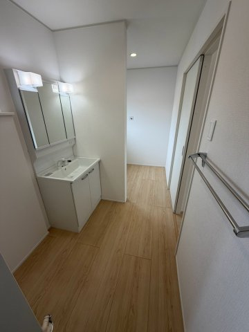 丸亀市土器町西第５　１号棟　４LDK新築平屋戸建　の洗面所|洗面横からランドリースペースにつながっています。
