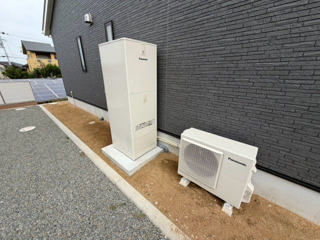 丸亀市土器町西第５　１号棟　４LDK新築平屋戸建　の発電・温水設備|オール電化仕様で、エコキュートを設置しています。本体価格には、エコキュートの費用も含まれています。