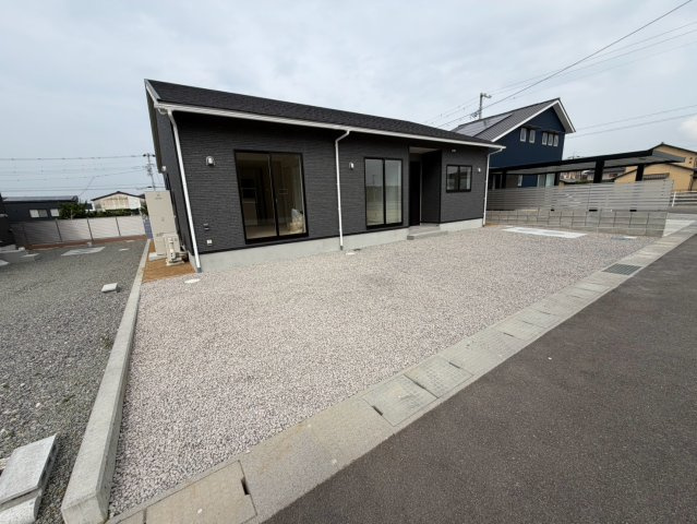丸亀市土器町西第５　１号棟　４LDK新築平屋戸建　の駐車場