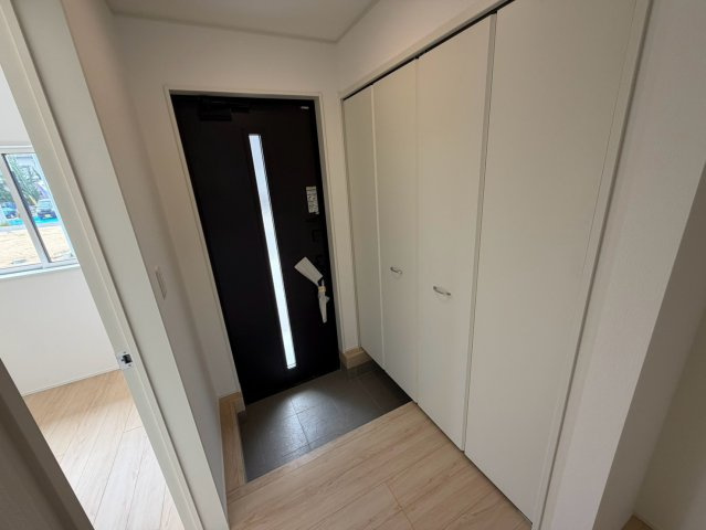 丸亀市土器町西第５　１号棟　４LDK新築平屋戸建　の玄関|玄関横には、天井まであるシューズインクローゼットがついています。棚の高さ調節も可能ですので、大きい靴から小さい靴まで収納可能です。
