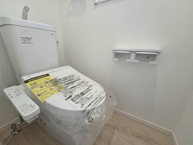 秋田市将軍野東第5のトイレ|※同仕様写真
トイレは各階に設置！来客時も気兼ねなく使い分けられます♪
