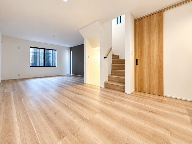 中区英町新築戸建の居間・リビング|ゆとりある広さが魅力のリビングは、家族それぞれの時間を大切にしながらも、自然と集える温かな空間です。