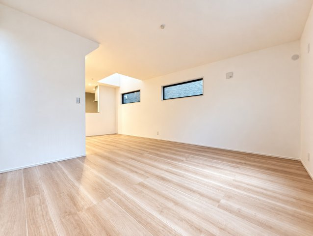 中区英町新築戸建の居間・リビング|ゆとりある広さを確保したリビングは家具配置の自由度も高く、ご家族それぞれの時間と団らんを心地よく両立できる設計です。